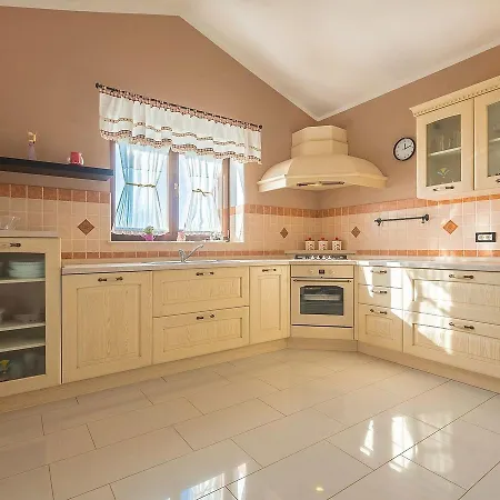 Tatil Evi Peaceful Holiday In With Swimming Pool Poreč