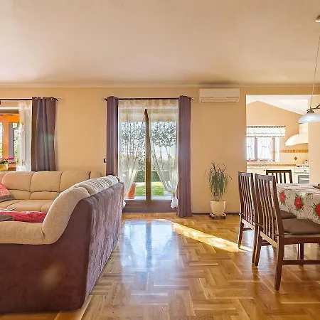 Peaceful Holiday In With Swimming Pool Poreč